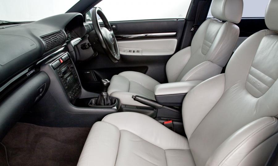 Интерьер Audi RS4 Avant (B5, 8D) 2000 года  (UK) (фото 8 из 40)